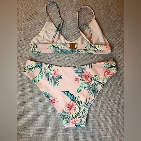 Kulani Kinis Bikini - Picture 2 of 2